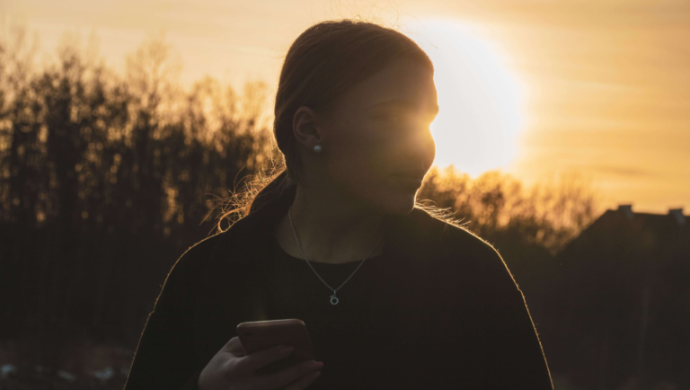 bienestar digital consciente . mujer sosteniendo el celular con calma y presencia