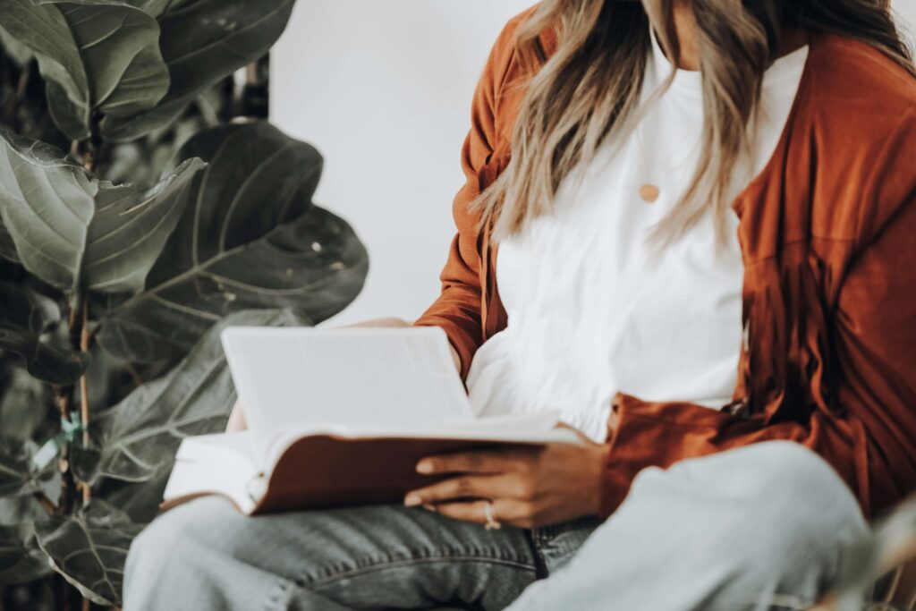 equilibrio digital — mujer leyendo un libro lejos de las pantallas