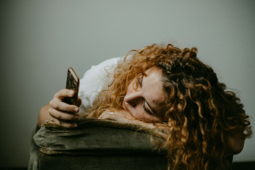 fatiga digital — mujer mirando el celular de forma automática