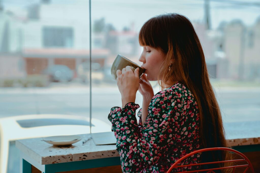 uso consciente de la tecnología — mujer presente y conectada consigo misma