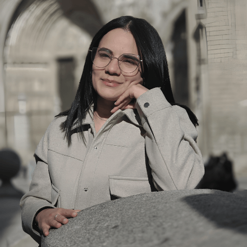 Daniela Fereira en exterior apoyada en piedra, creadora de contenido enfocada en bienestar digital consciente