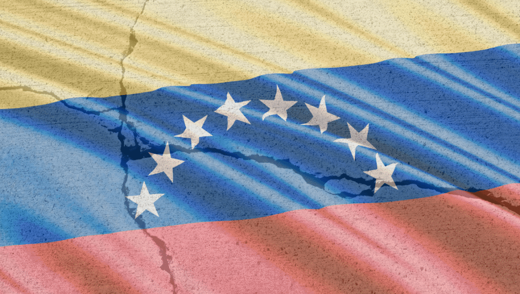 rimer plano de una textura de concreto agrietada con la bandera de Venezuela superpuesta, simbolizando el impacto del sismo.
