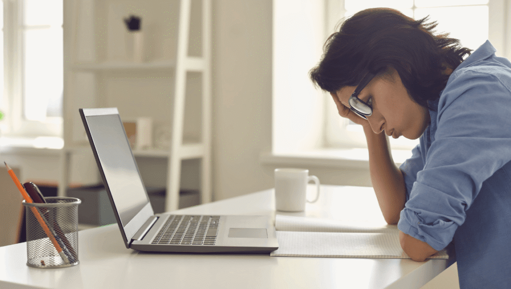 Persona sintiéndose mentalmente agotada por la sobreestimulación digital