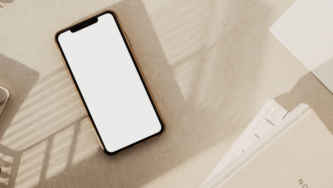 Celular sobre una mesa representando el impulso de revisar la pantalla