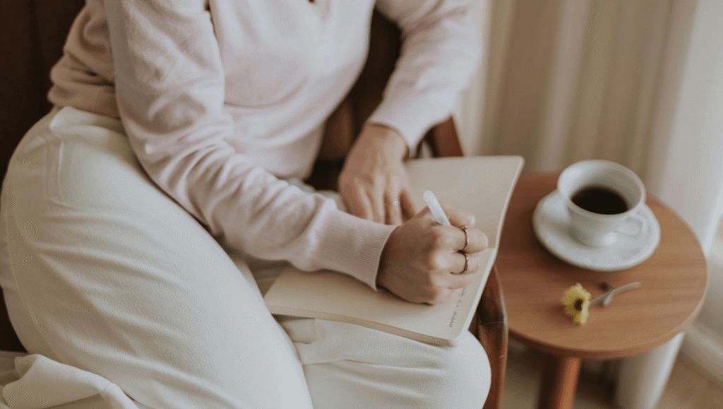 Mujer tomando café en un momento de calma y descanso sin celular