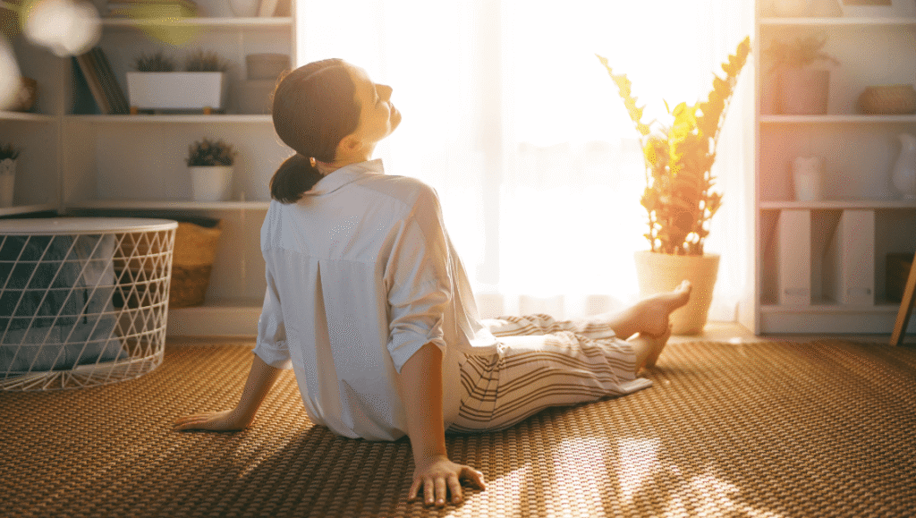 Persona tomando una pausa consciente sin usar el celular