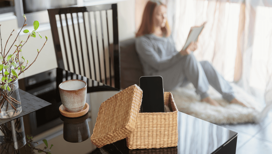 celular guardado en una canasta como estrategia de entorno con fricción