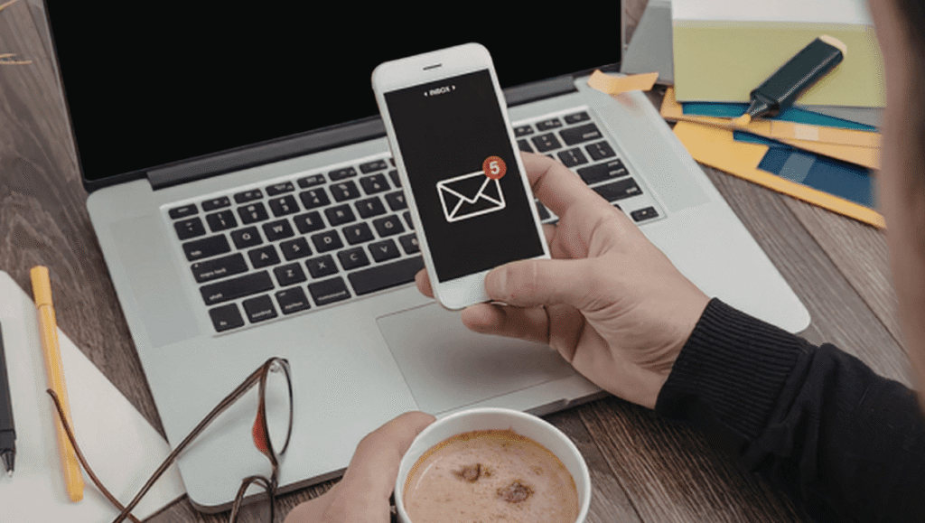 Persona organizando sus aplicaciones y herramientas digitales