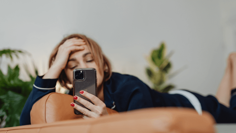 Mujer usando redes sociales de forma consciente en su celular