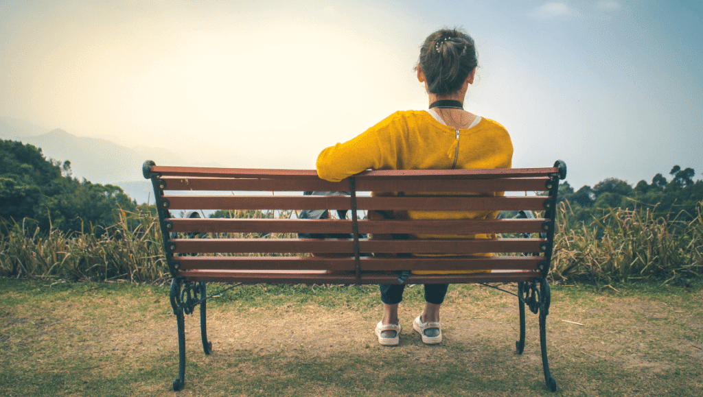 Persona reflexionando sobre sus propias necesidades después de compararse en redes sociales
