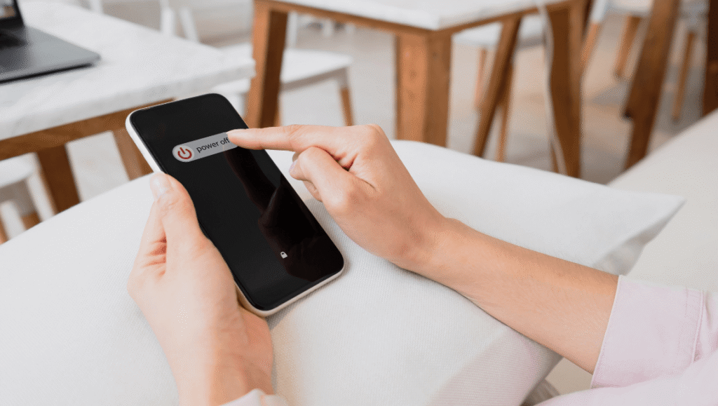 Persona utilizando un teléfono inteligente para configurar límites digitales y gestionar notificaciones de forma consciente.